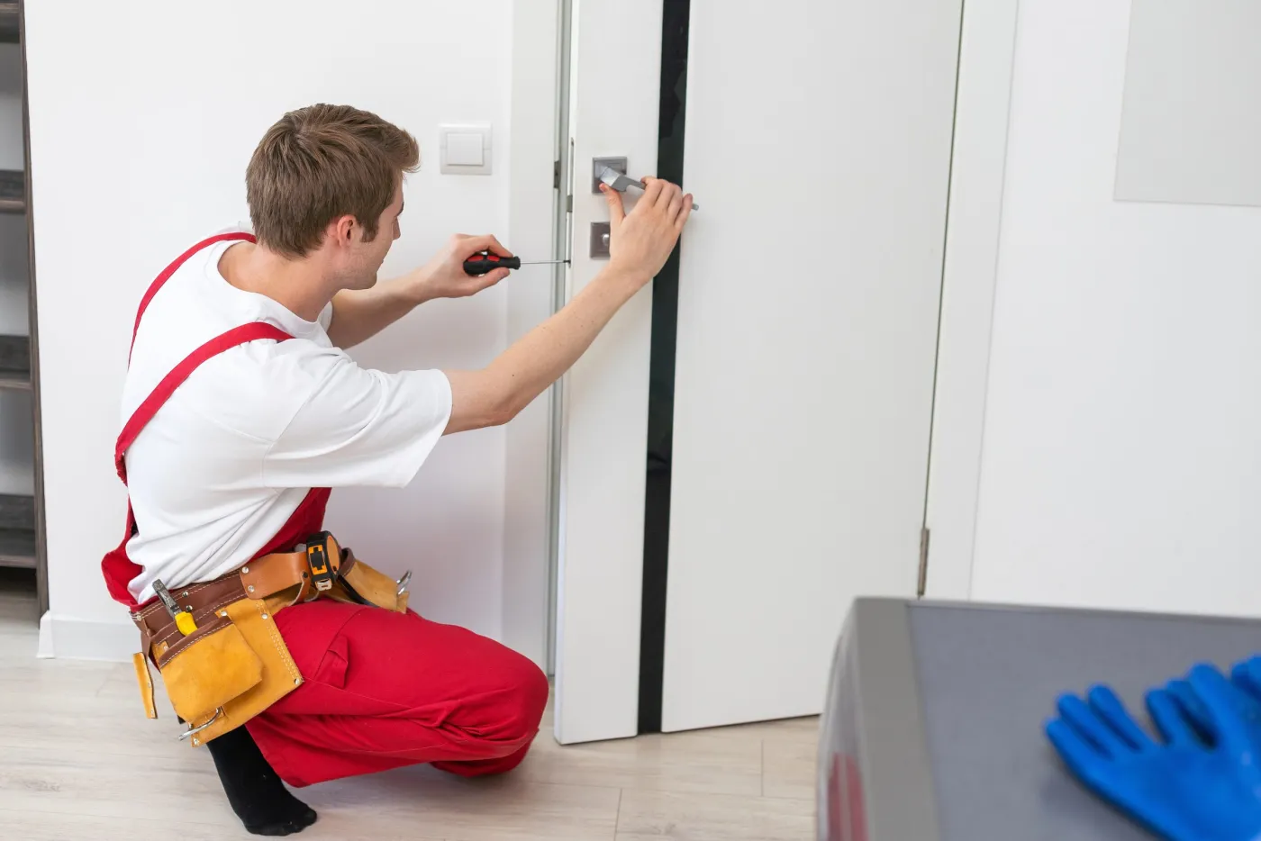 Réglage d'une poignée et d'un cylindre sur une porte d'appartement dans les Hauts-de-Seine